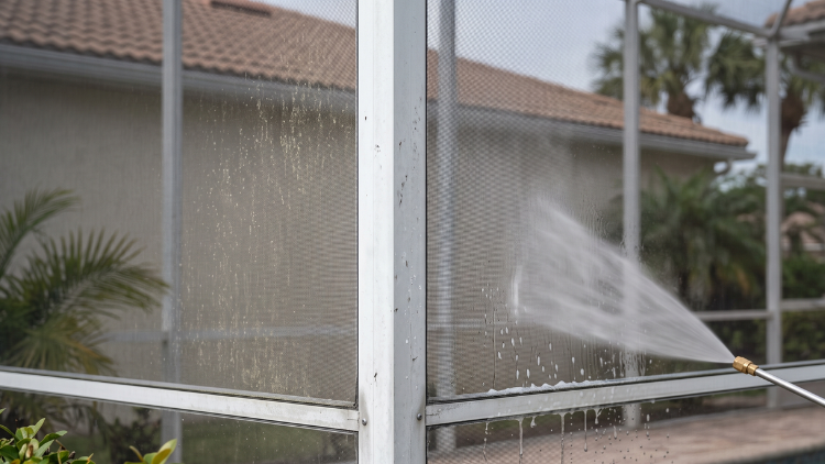 Low-pressure rinse cleaning a pool screen
